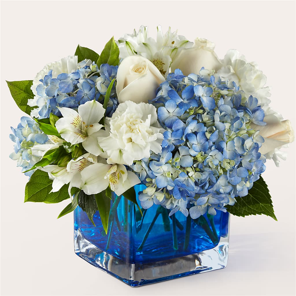 Soothing Waters Bouquet – Gilberts Flowers, Fenwick ON