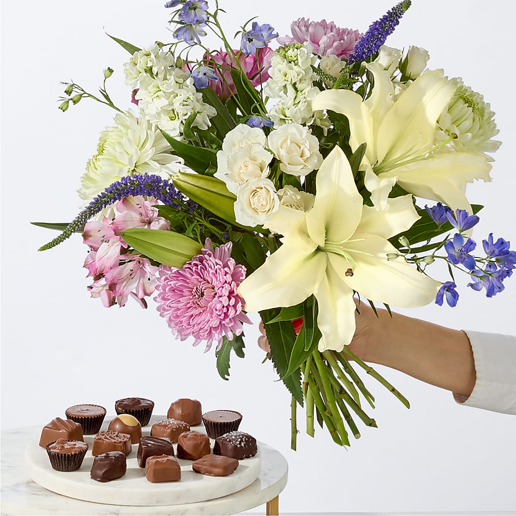 Winter Celebration Bouquet –  Gilberts Flowers, Fenwick ON