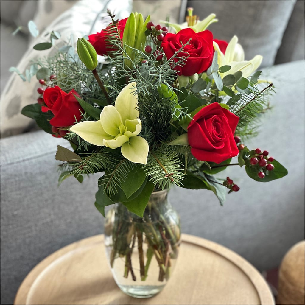 Glittering Lights Bouquet –  Gilberts Flowers, Fenwick ON