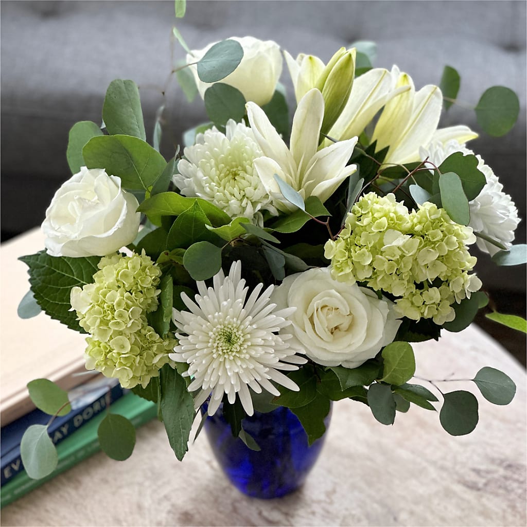 Snowy Dreams Bouquet –  Gilberts Flowers, Fenwick ON