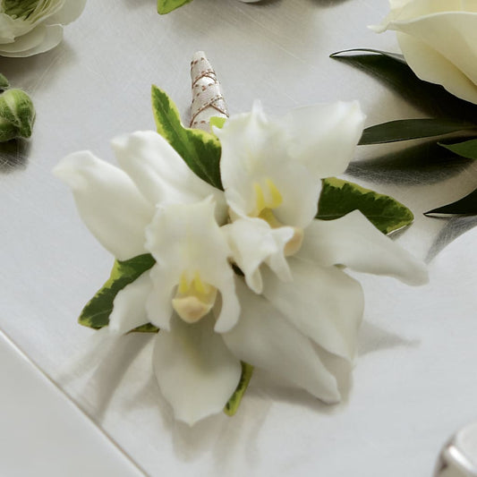 Boutonnière de mini cymbidium blanc